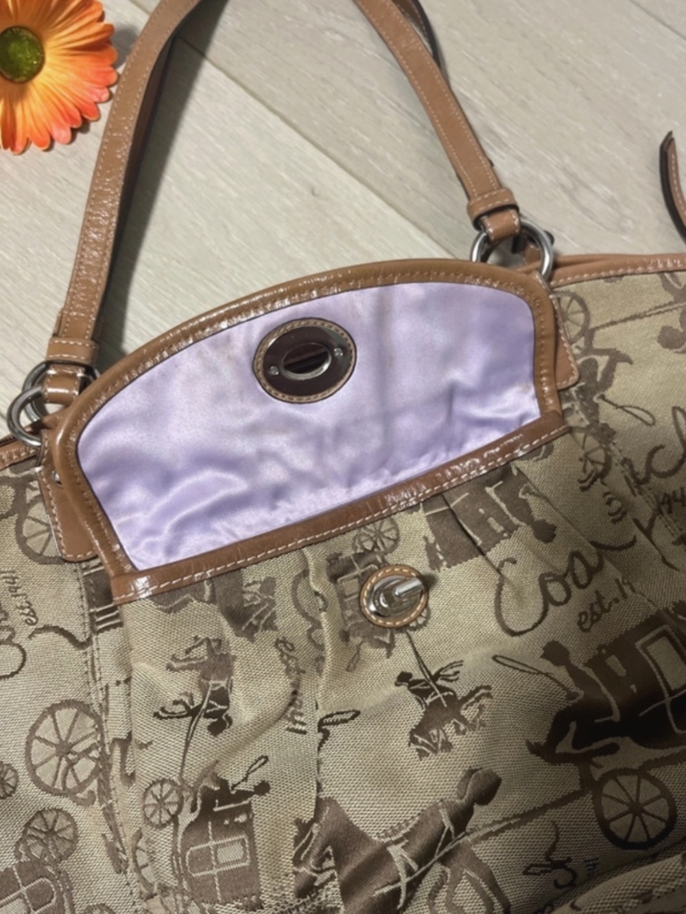 Preloved [100 % Authentic] vintage Coach Horse & Carriage Jacquard Pleated Tote - Picture 3 of 11